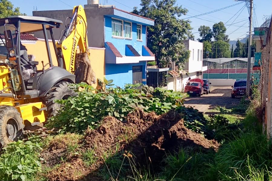 Maquinaria realiza limpieza de lodo y maleza en una calle de Loma Xicohténcatl.