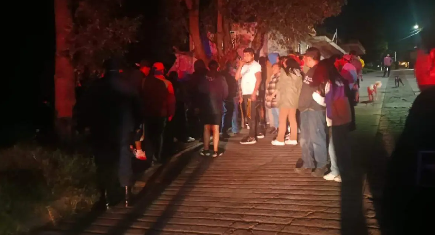 Vecinos de Santa Cruz Guadalupe durante la movilización por presuntos robos.