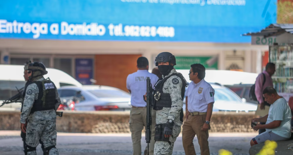 Migrantes y autoridades en la estación migratoria Siglo XXI de Tapachula.