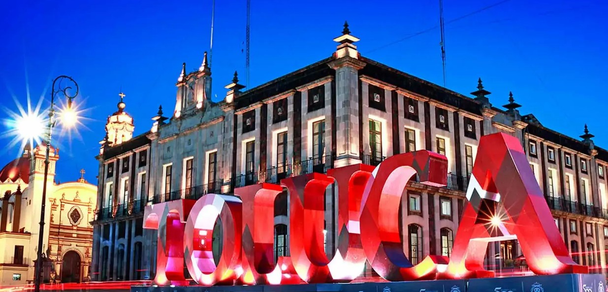 Cielo parcialmente nublado sobre la ciudad de Toluca.