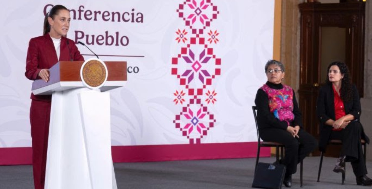 Claudia Sheinbaum durante una conferencia sobre derechos de las audiencias.