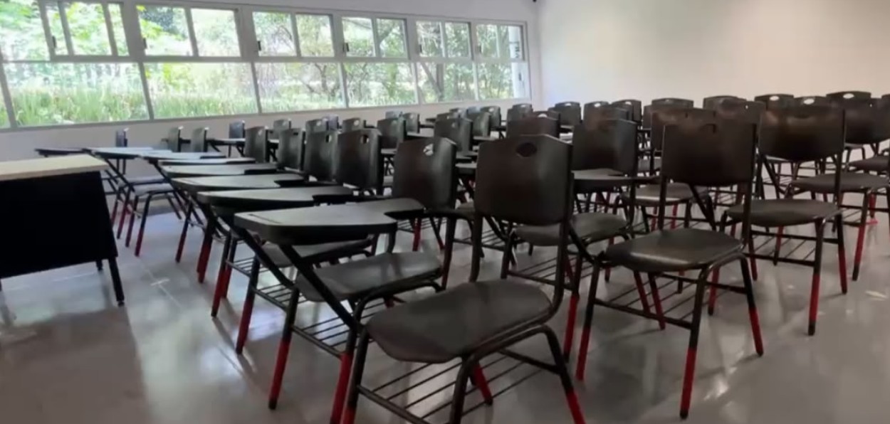 Estudiantes durante actividades académicas en la nueva Universidad de la Creación del Arte y la Cultura.