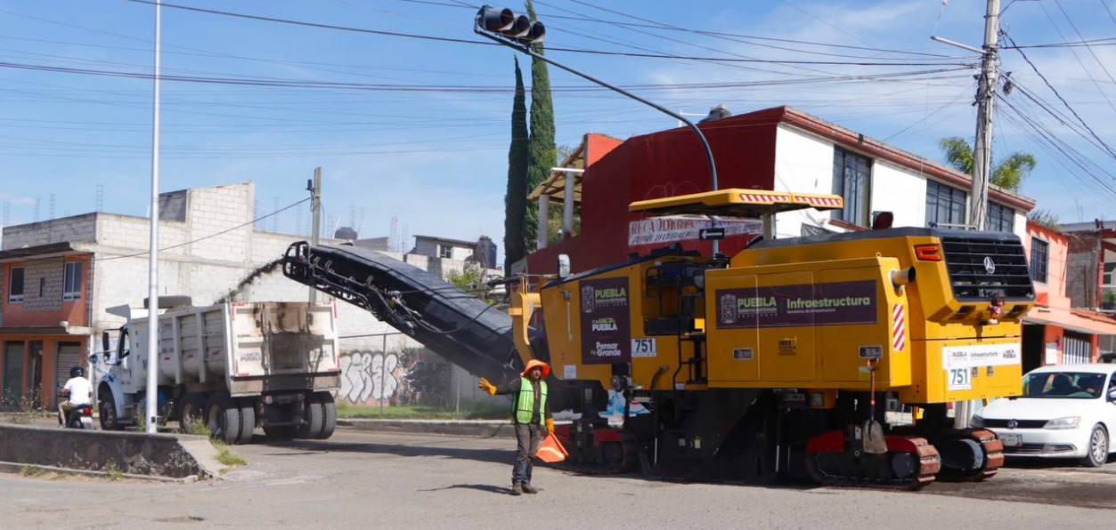 Trabajos de pavimentación en una avenida del sur de Puebla.
