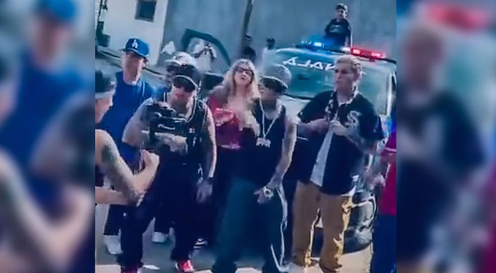 Menor sobre una patrulla durante grabación de video musical en Tonalá