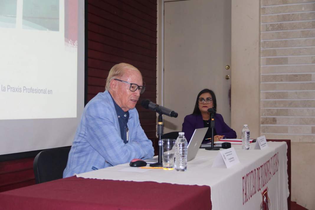 Ángel Díaz Barriga durante conferencia en la UATx.