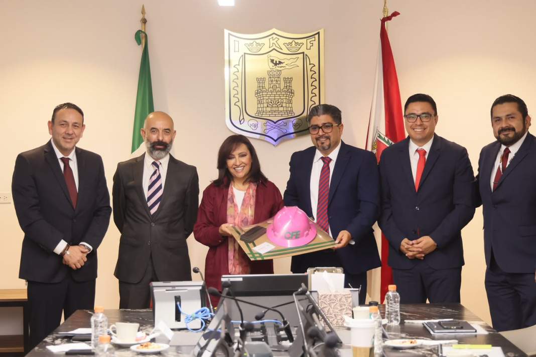 Gobernadora de Tlaxcala durante reunión con directivos de la CFE.