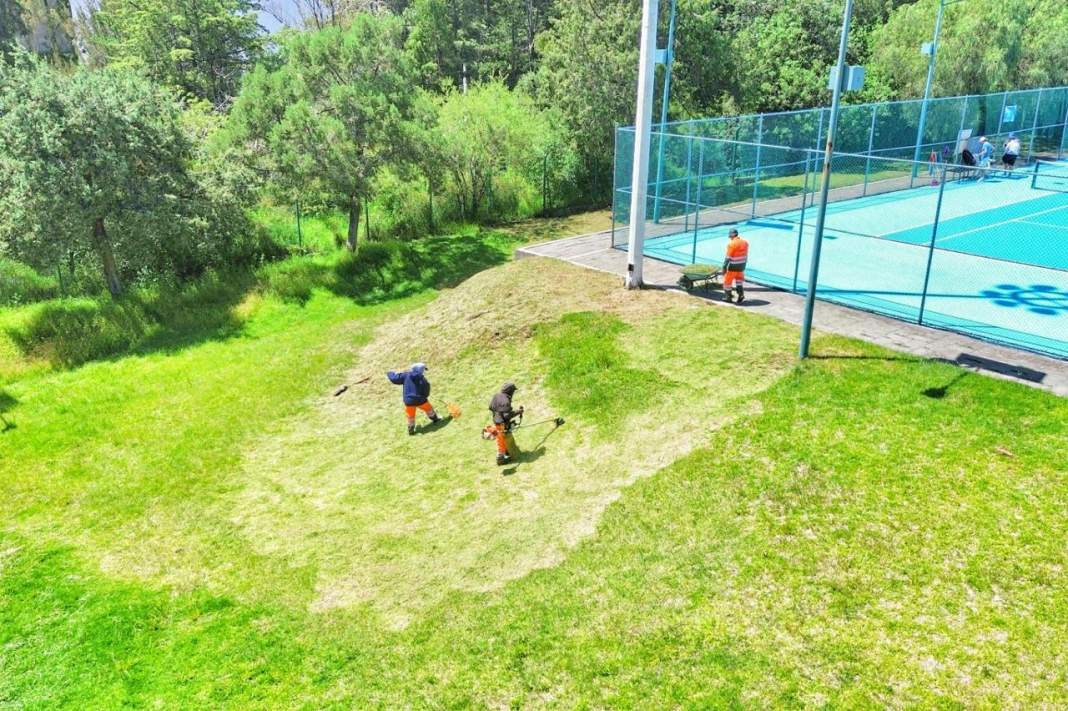 Trabajadores realizan mantenimiento en un deportivo de Tlaxcala.