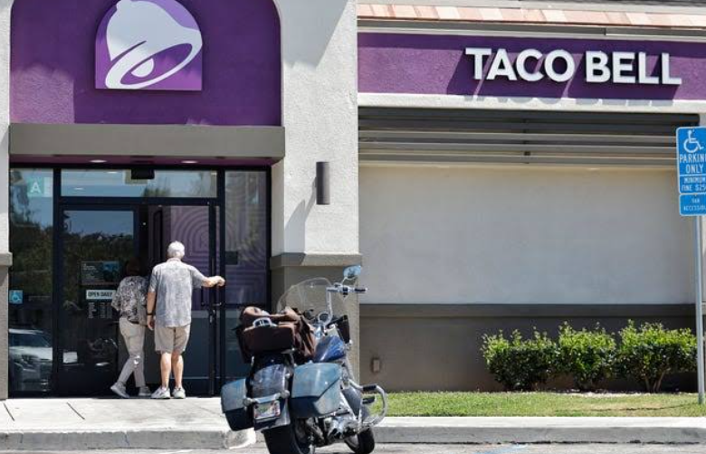 Restaurante Taco Bell durante investigación por brote sanitario.