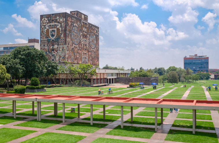 Aspirantes consultan las sedes del examen de control de la UNAM.