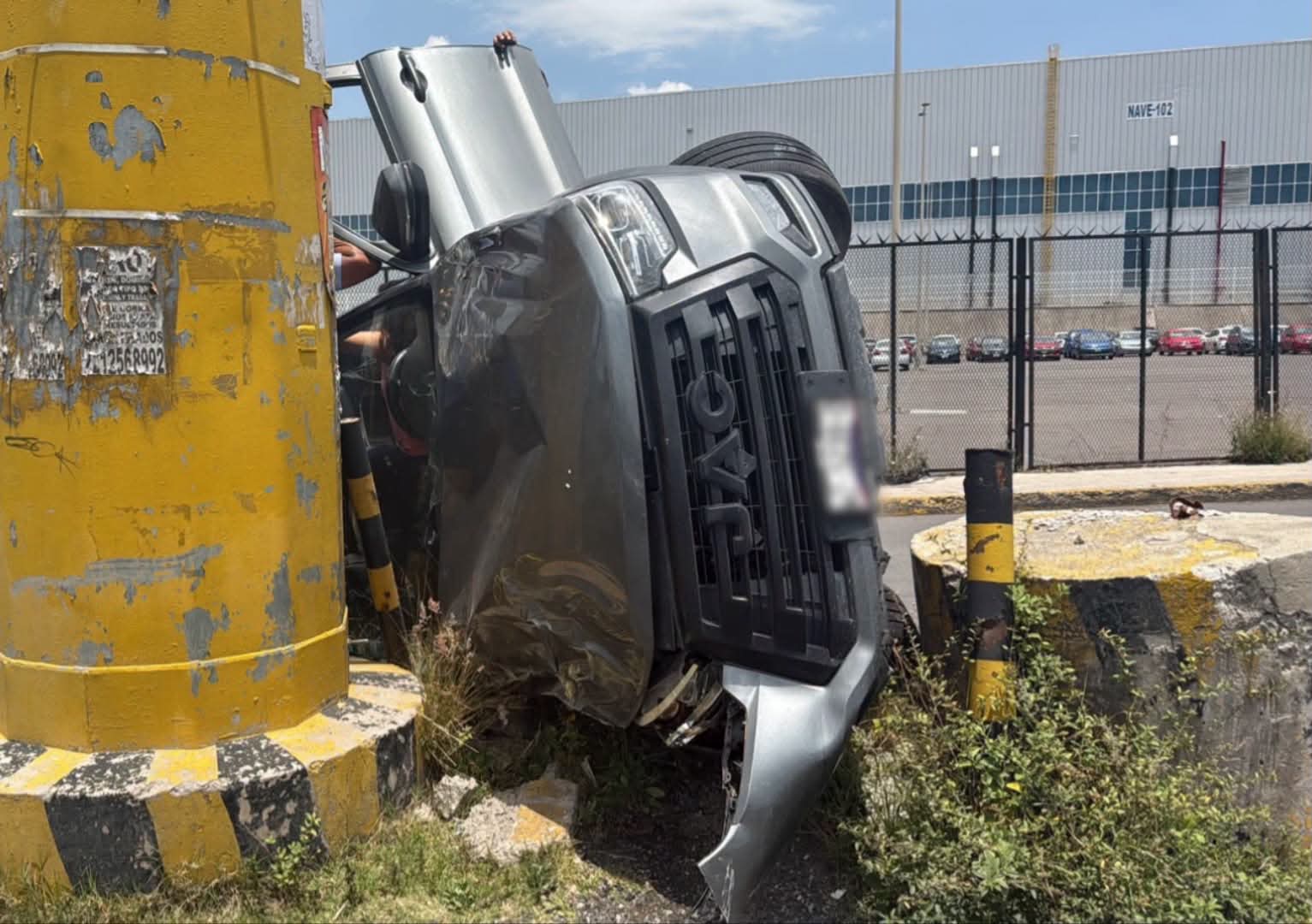 Choque entre transporte público y camioneta deja una mujer lesionada en San Lorenzo Almecatla