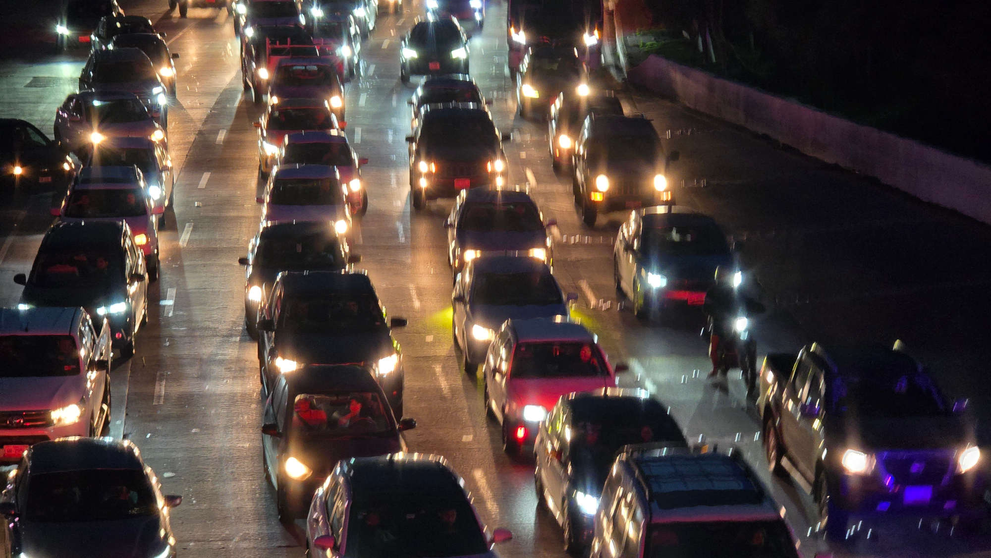 Motociclistas frenan, por ahora, los hologramas en cascos; revisarán la "Ley Casco" tras protestas