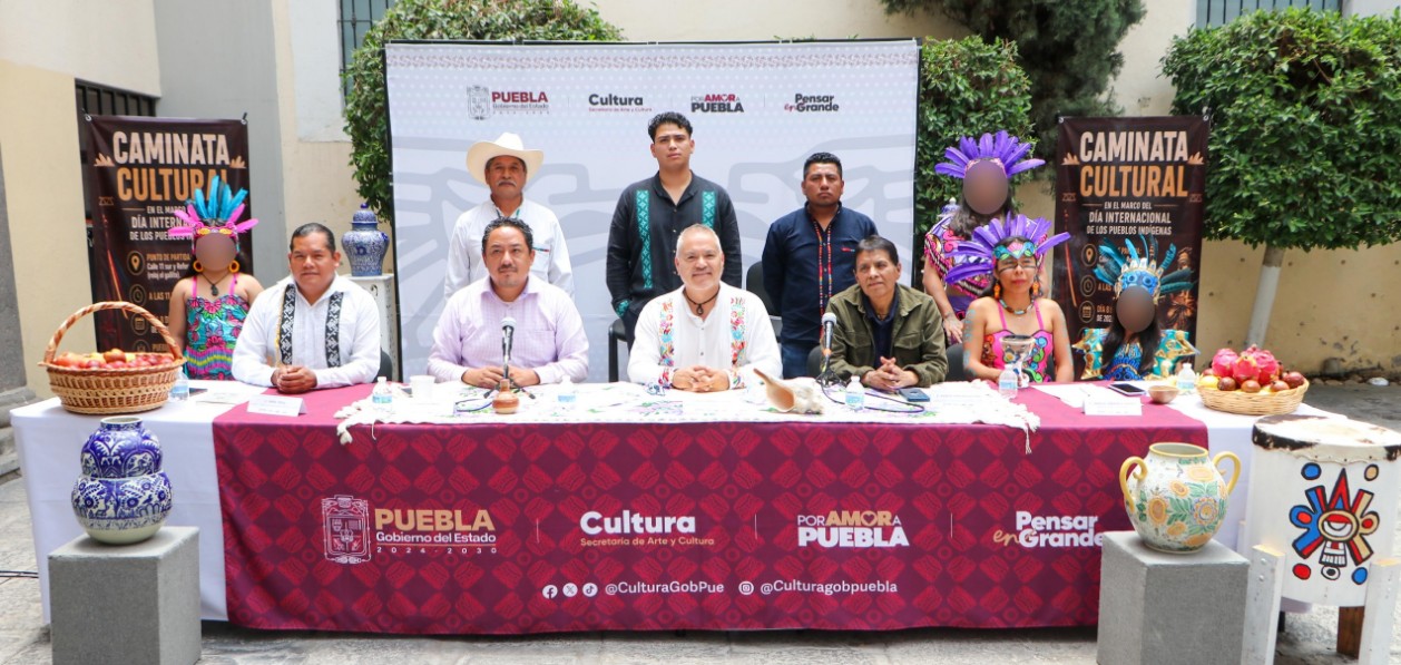 Representantes de pueblos indígenas durante un evento cultural en Puebla.
