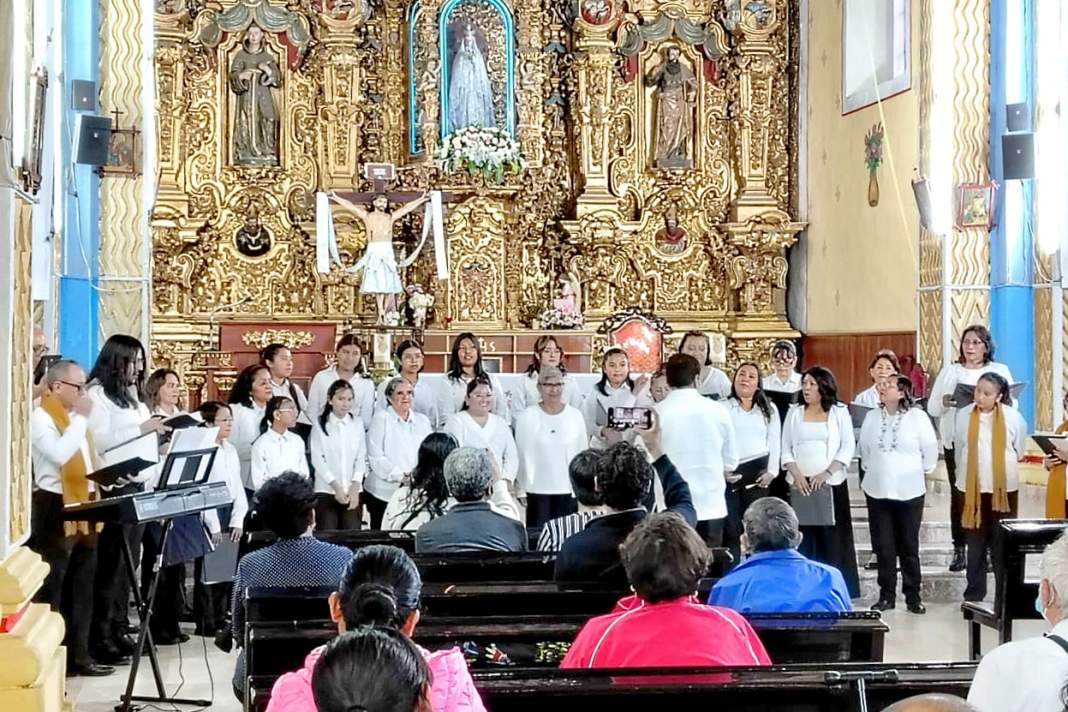 Coro de la Ciudad de Tlaxcala durante concierto en Santa María Acuitlapilco.