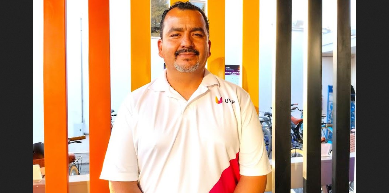 Coach Carlos Ayala durante un entrenamiento con el equipo de básquetbol de la UVP.