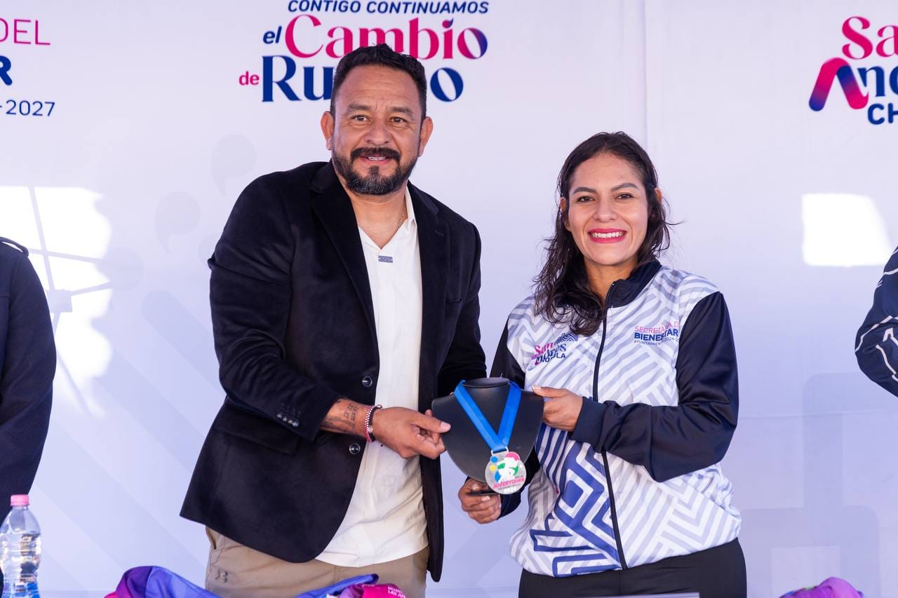 Presentan playera y medalla de la segunda edición de "Corre por las Juventudes 2026" en San Andrés Cholula