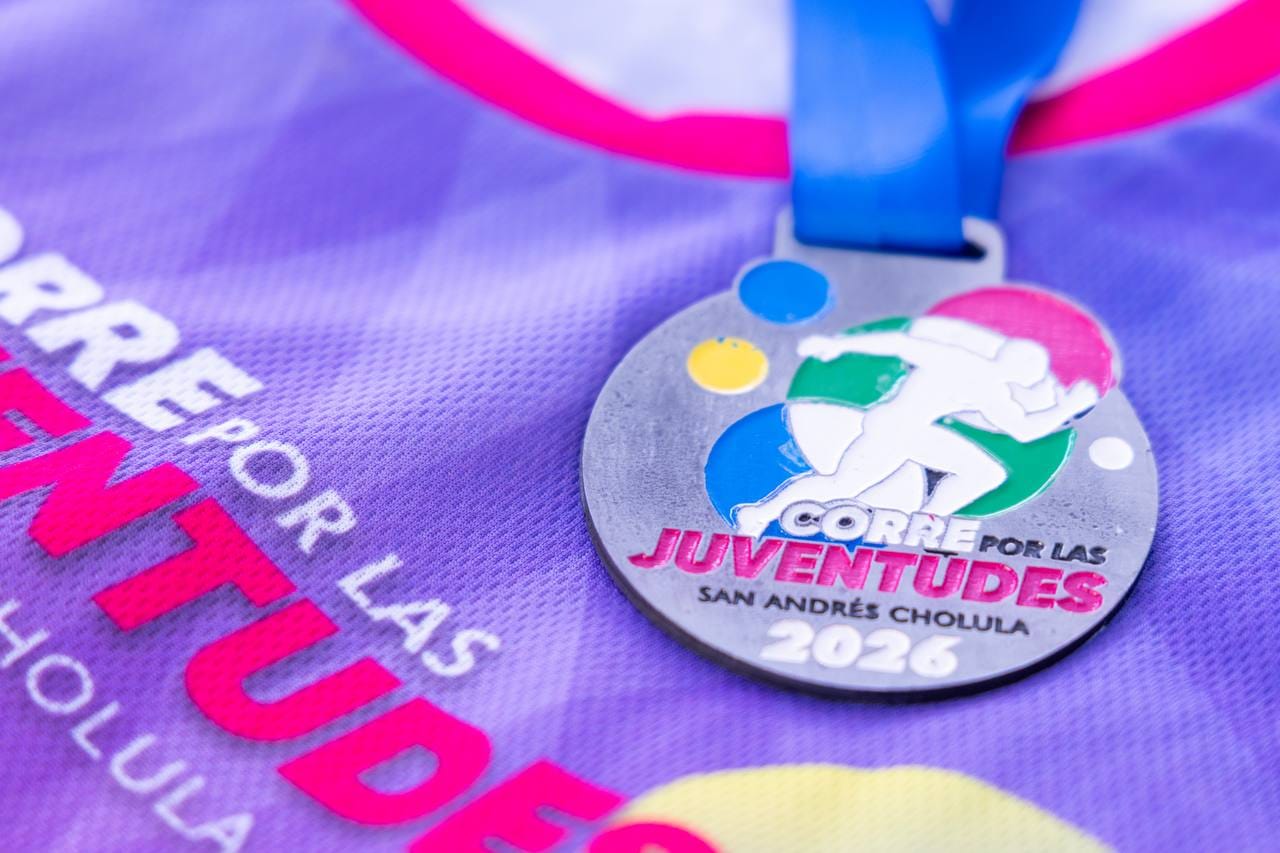 Presentan playera y medalla de la segunda edición de "Corre por las Juventudes 2026" en San Andrés Cholula