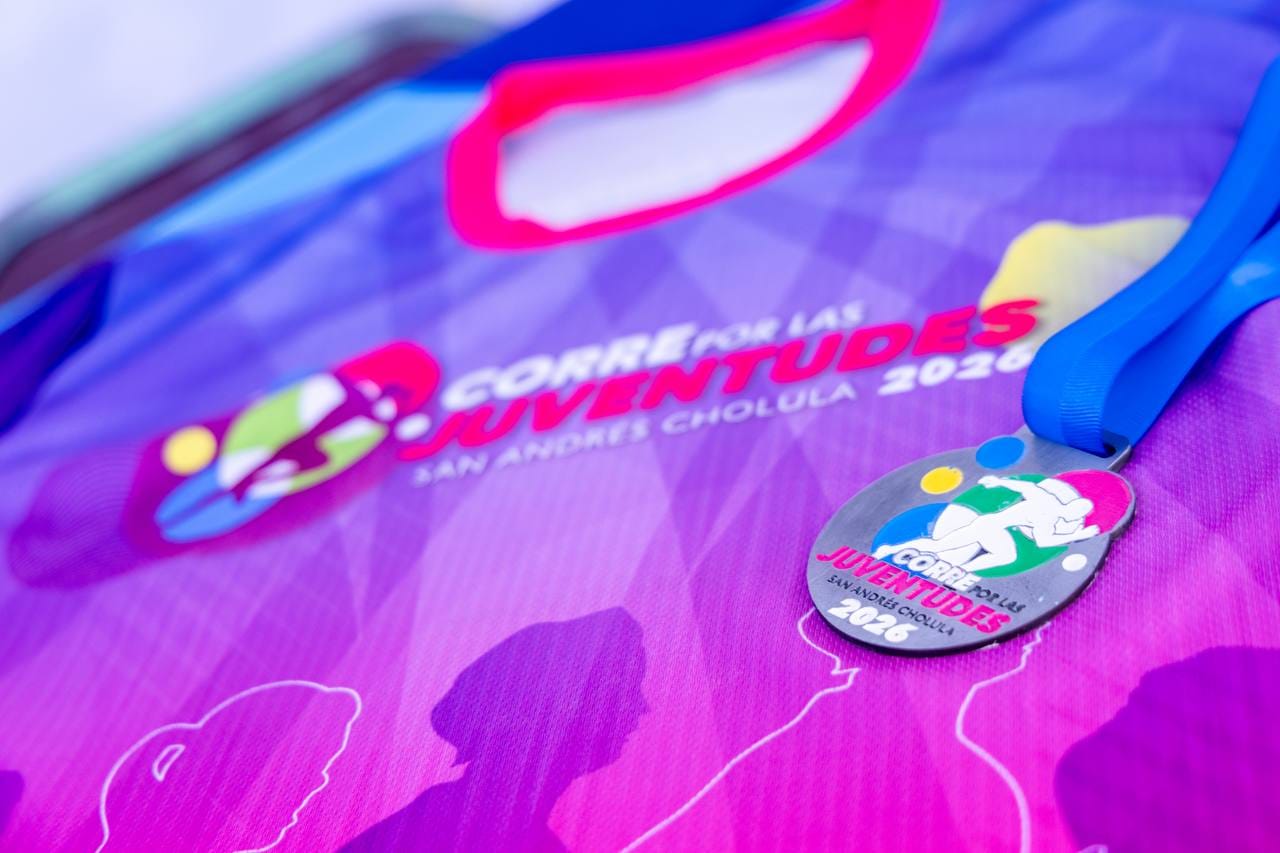 Presenta Lupita Cuautle playera y medalla de la carrera "Corre por las Juventudes 2026"