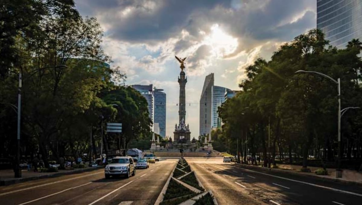 Cielo nublado sobre la Ciudad de México con posibilidad de lluvia.