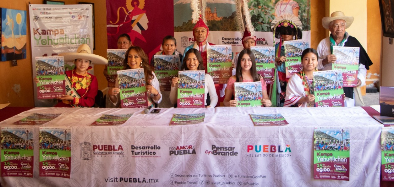 Danzantes tradicionales durante el festival Kampa Yohualichan en Cuetzalan.