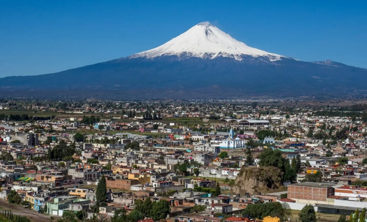 Cielo nublado sobre la ciudad de Puebla con posibilidad de lluvia.