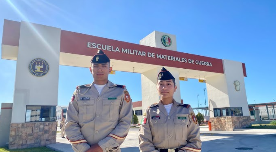 Mario Delgado durante un anuncio sobre escuelas militarizadas.