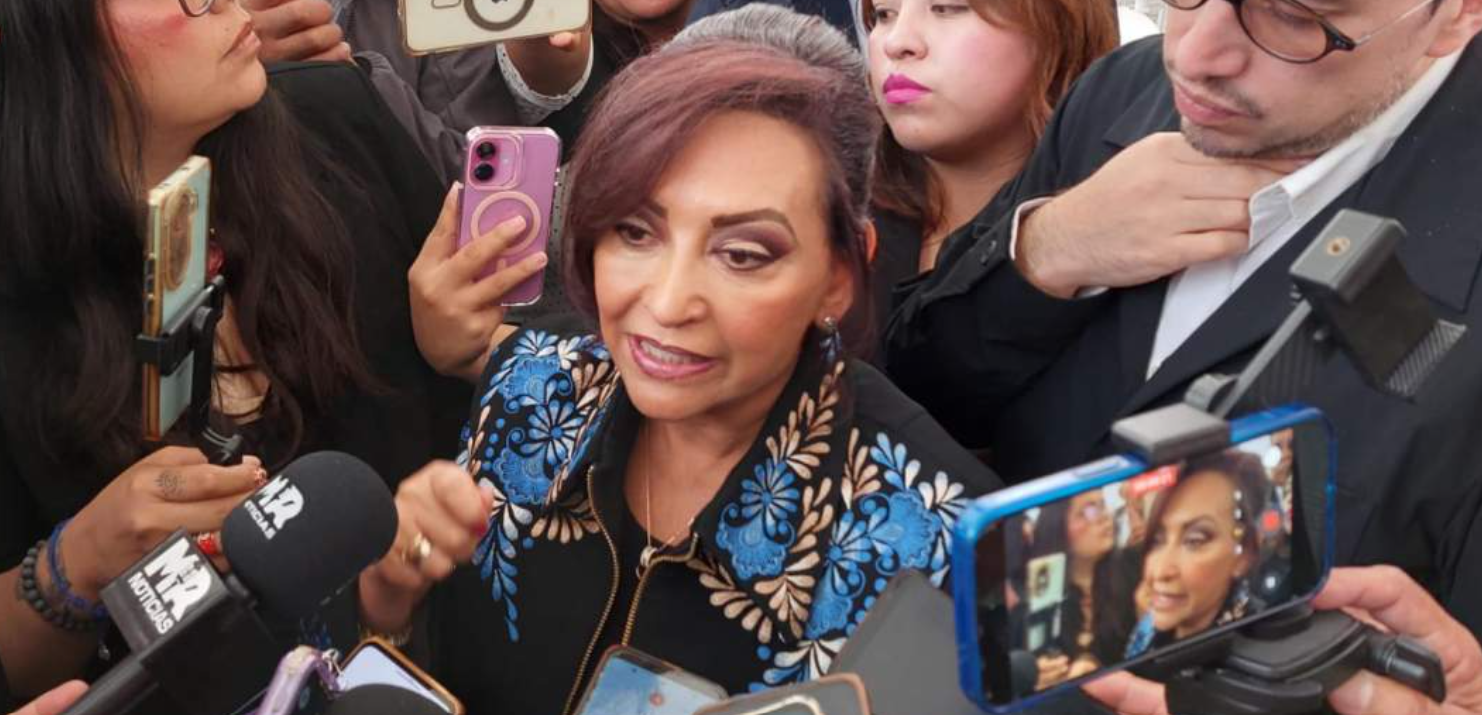 Lorena Cuéllar durante entrevista con medios de comunicación en Tlaxcala