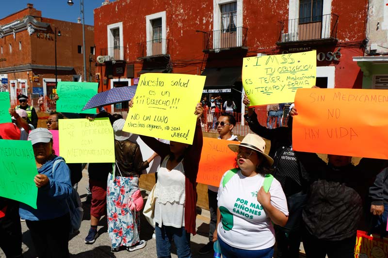 Pacientes trasplantados protestan en IMSS San José por desabasto de Tacrolimus