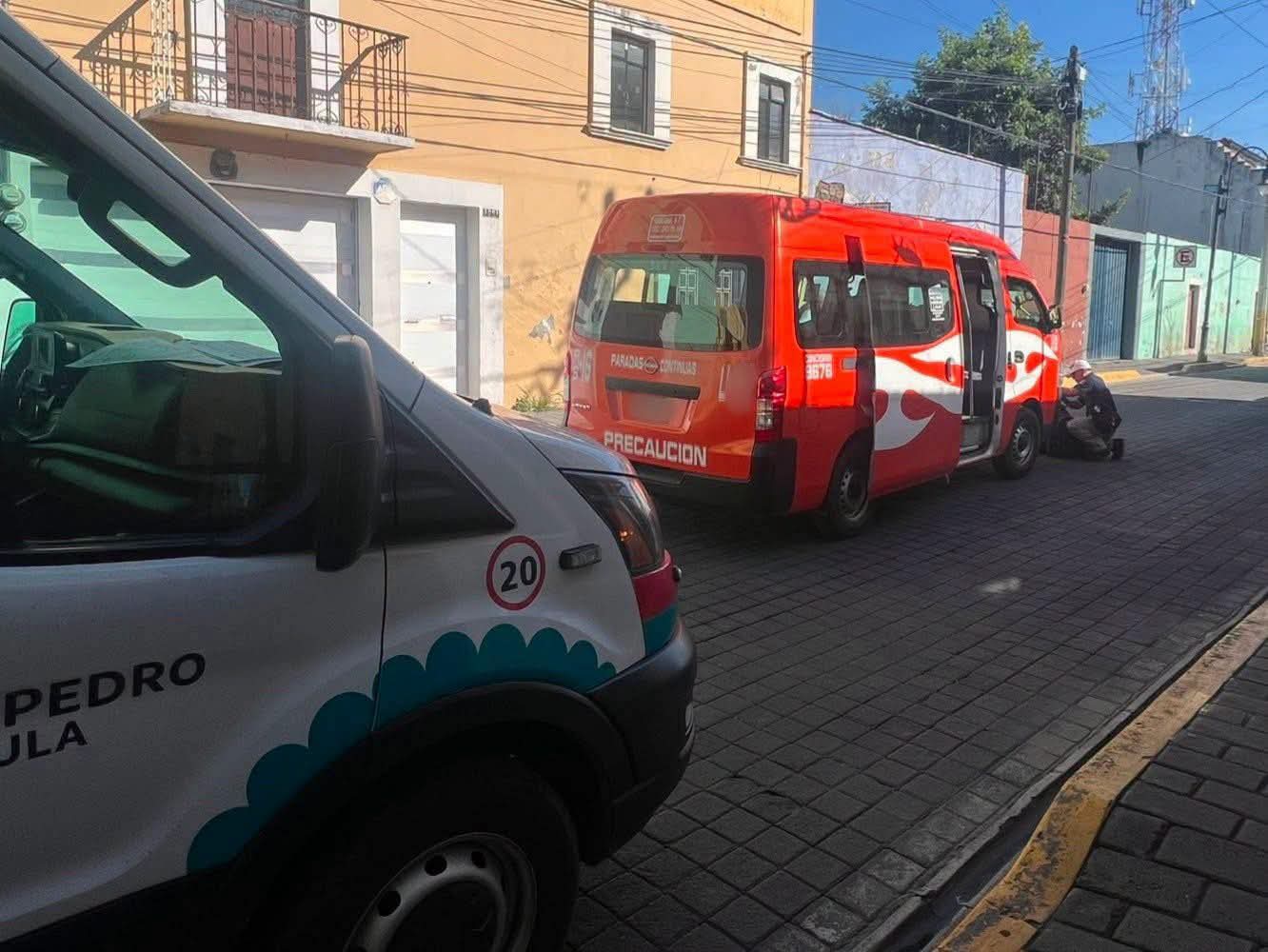 Adulto mayor resulta con lesiones menores tras percance con unidad de RUTA en San Pedro Cholula