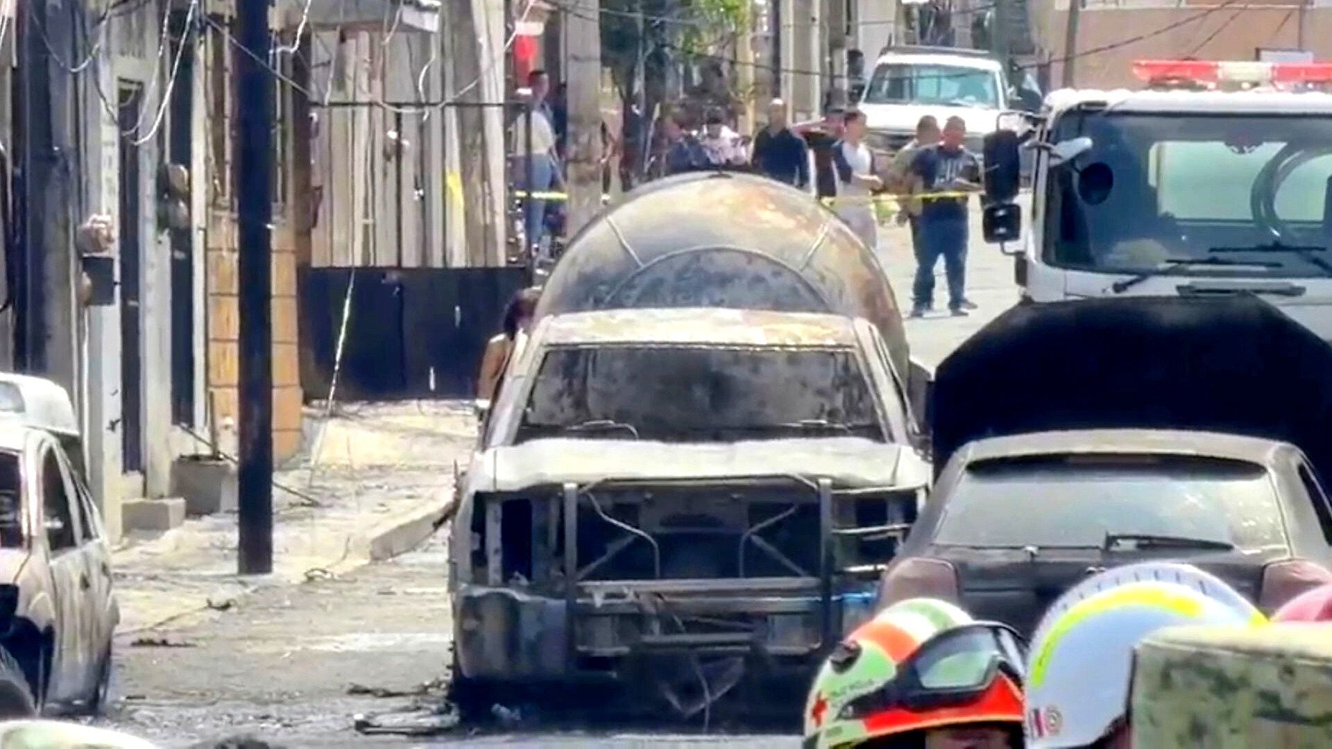 Bomberos atienden explosión de pipa de gas LP en Cuernavaca.