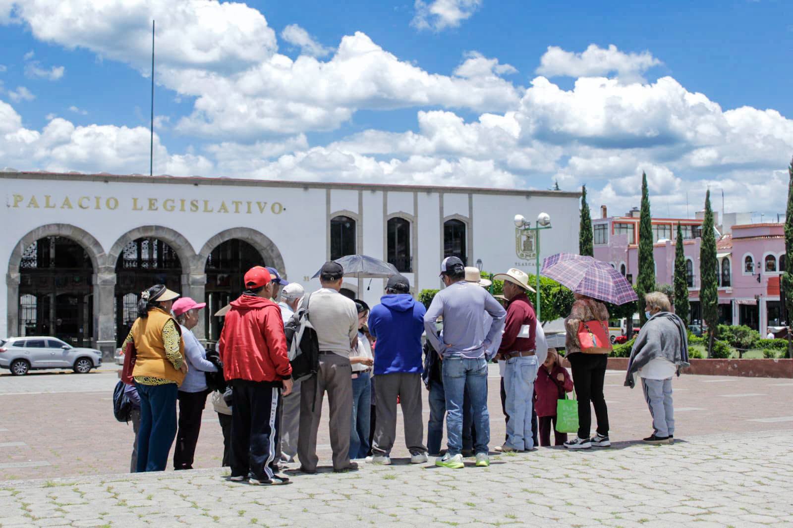 Campesinos de Ixtenco durante protesta en el Congreso de Tlaxcala.