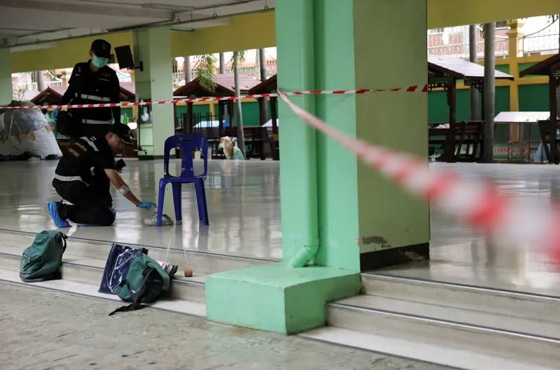 Policías resguardan escuela donde ocurrió tiroteo en Bangkok.
