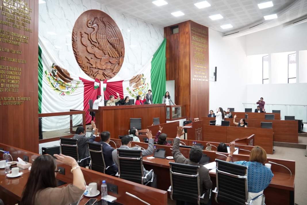 Diputados del Congreso de Tlaxcala durante sesión de aprobación de cuentas públicas.