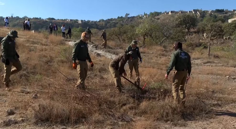 Familiares y colectivos buscan información sobre fosas clandestinas en México.