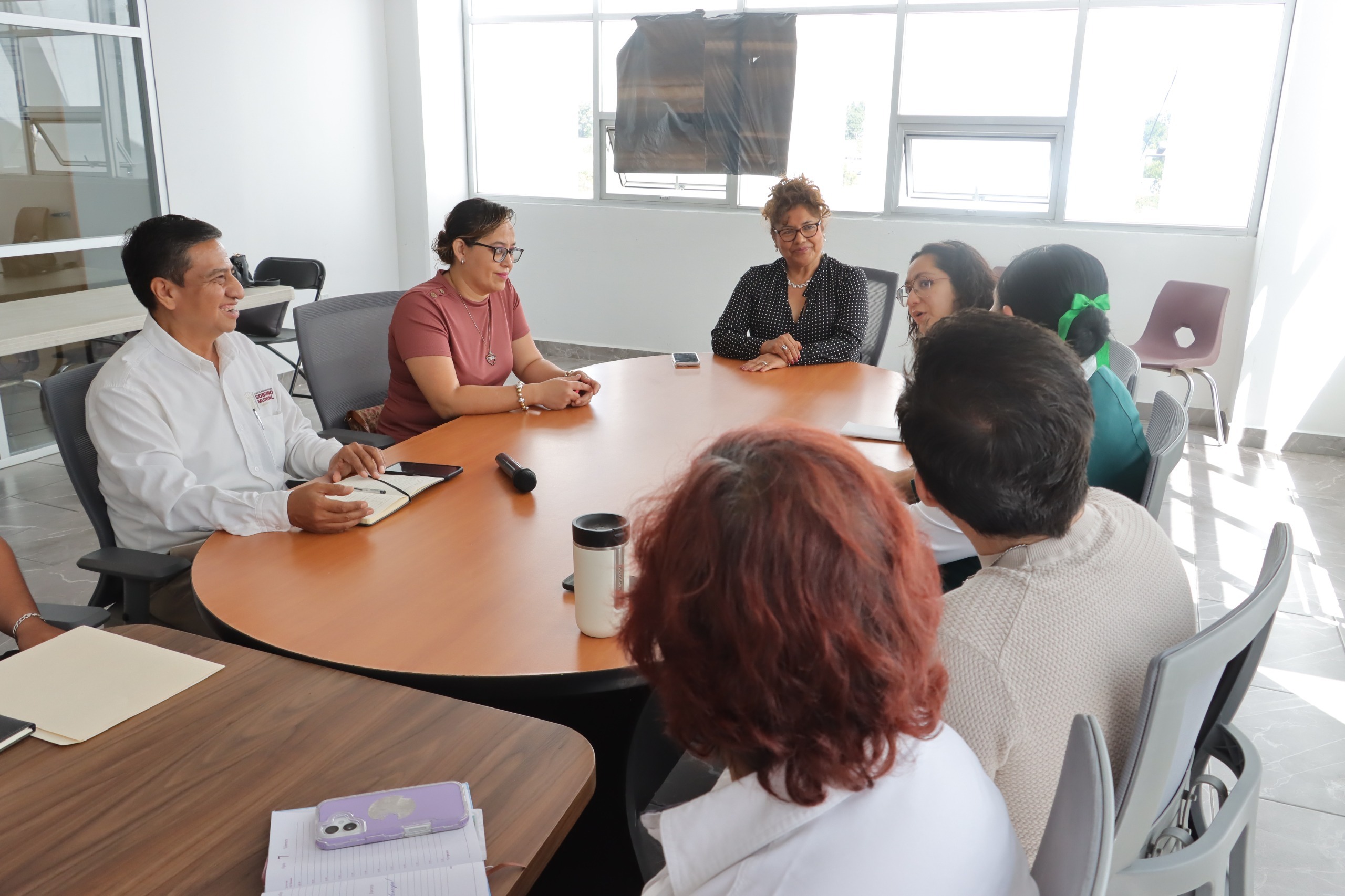 Tere Alfaro preside mesa de trabajo por adolescentes