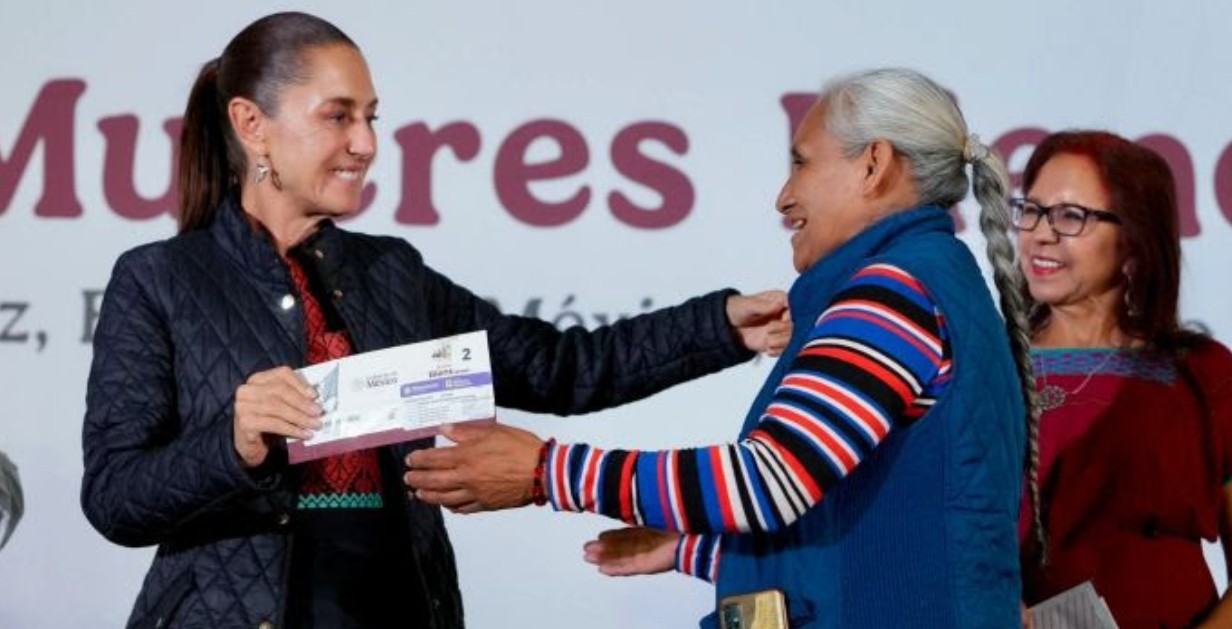 Claudia Sheinbaum entrega tarjetas de Pensión Mujeres Bienestar.