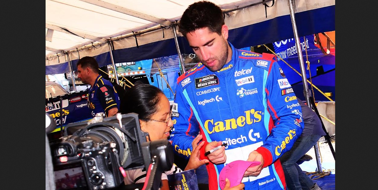 Rubén García Jr. durante una carrera de NASCAR México.