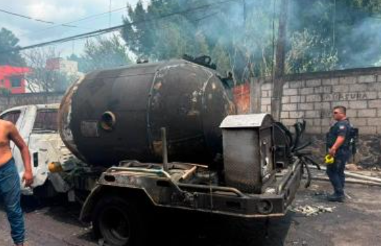 Zona acordonada tras explosión de pipa de gas en Las Granjas, Cuernavaca.