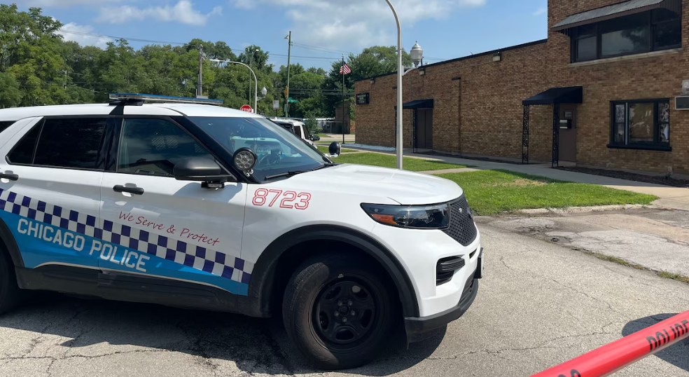 Autoridades investigan una funeraria de Chicago tras hallar cuerpos en descomposición.