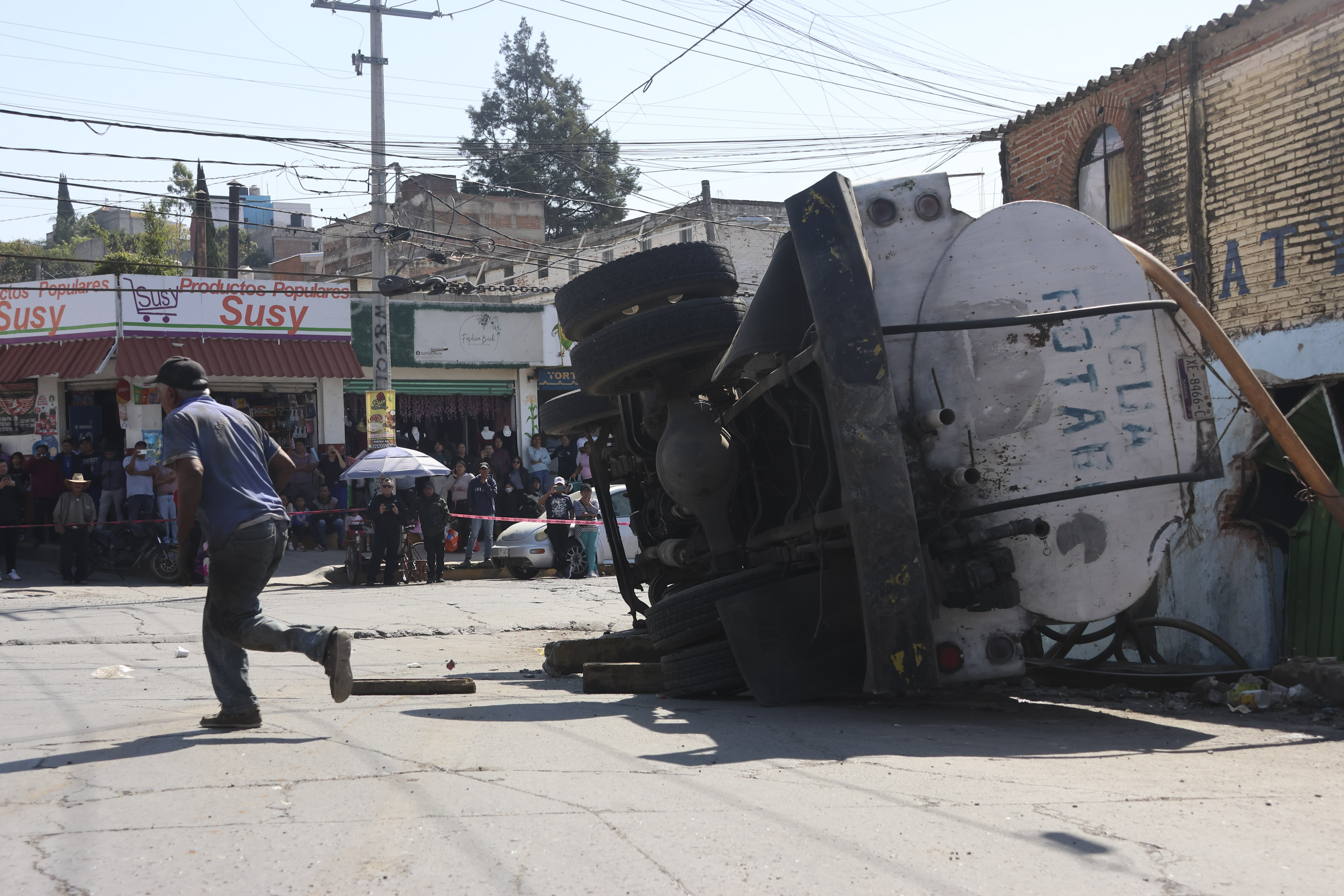 Vuelca pipa de agua en San Pablo Xochimehuacán y deja daños materiales