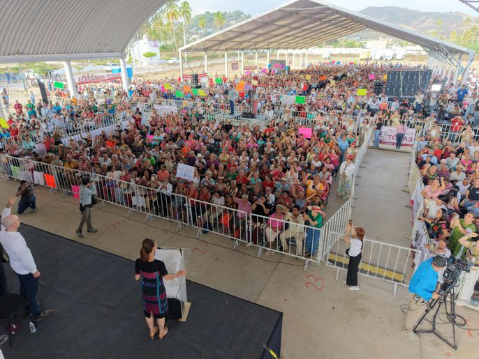 Sheinbaum entrega tarjetas de Pensión Mujeres Bienestar en Coyuca de Benítez