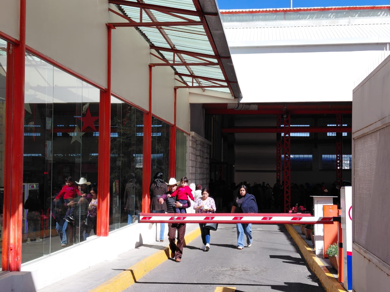 Fuerte olor a gas provoca evacuación en la Antigua Estación de Apizaco; sospechan de residuos en el drenaje