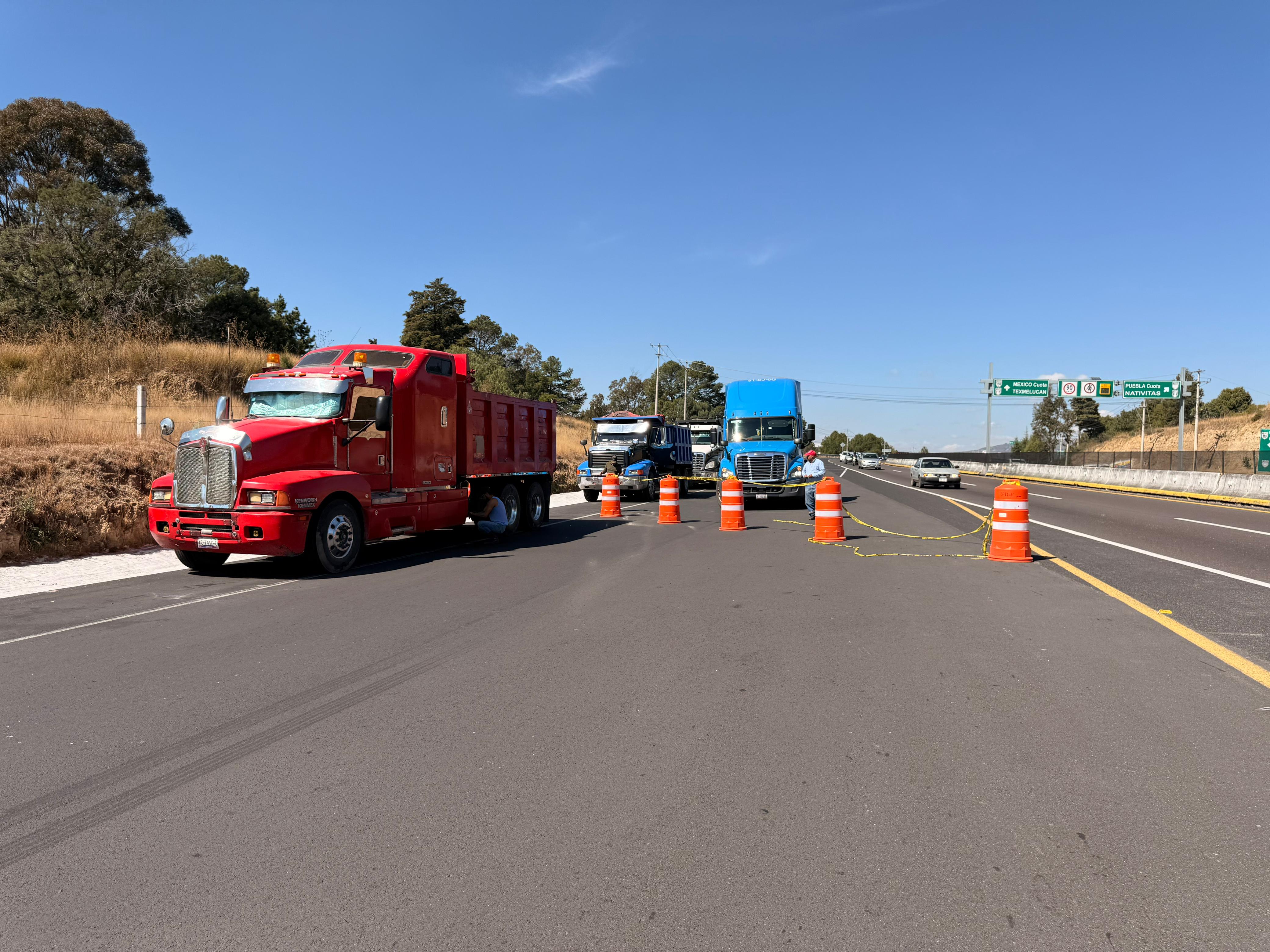 Sindicatos de la construcción paralizan autopista Tlaxcala–Puebla por disputa por ampliación