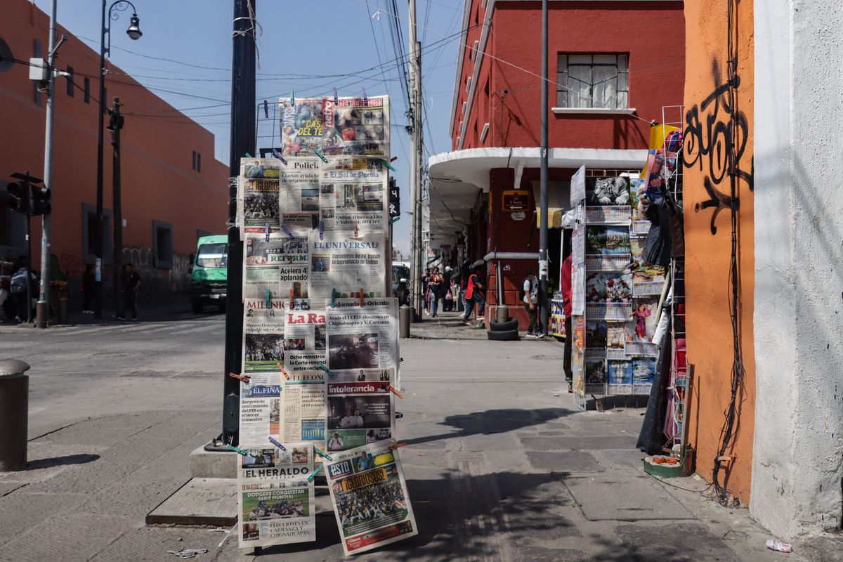 Ayuntamiento de Puebla retira casetas para liberar vialidades y espacios públicos
