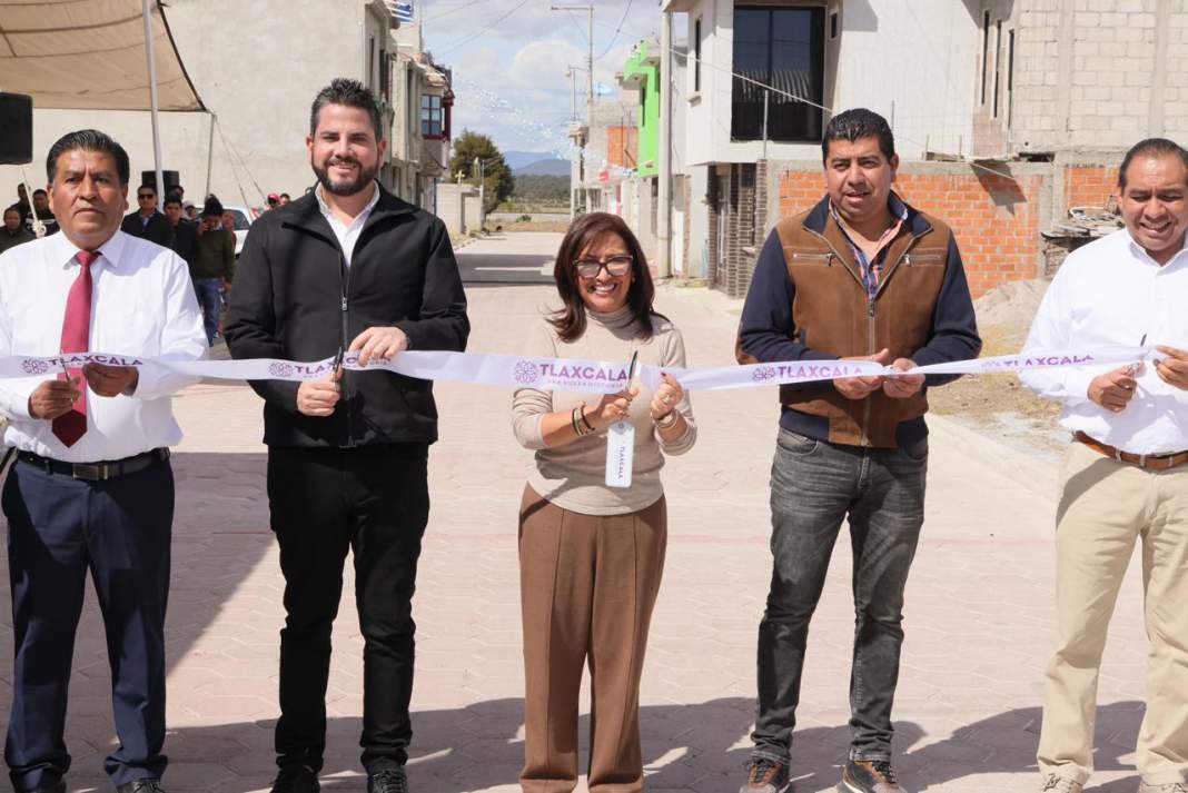 Xaloztoc avanza: pavimentan calle olvidada por décadas en Velazco