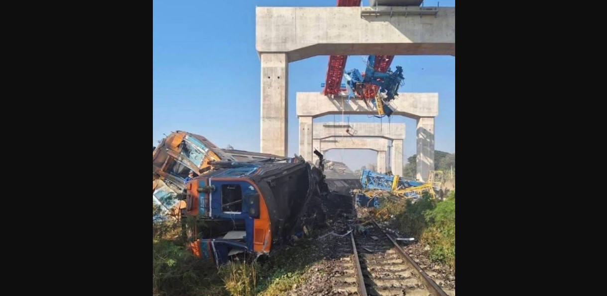 Grúa cae desde viaducto y aplasta tren de pasajeros