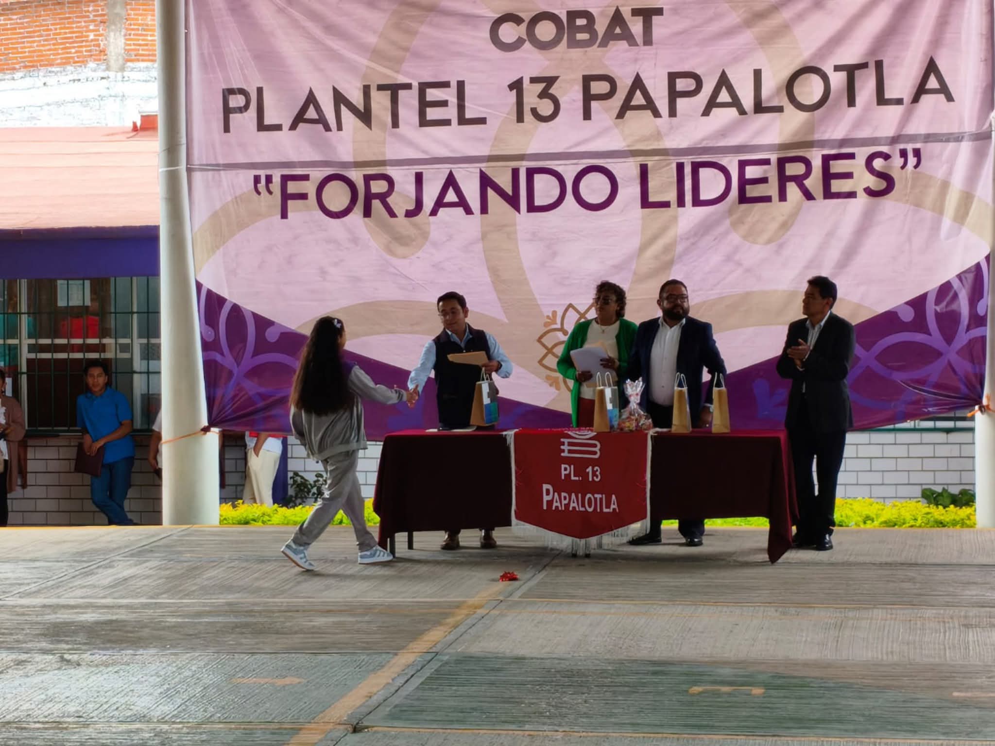 Denuncian red de corrupción y tráfico de influencias en el COBAT 13 de Papalotla