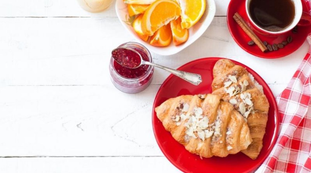 Alimentos comunes en el desayuno que afectan tu energía desde la mañana