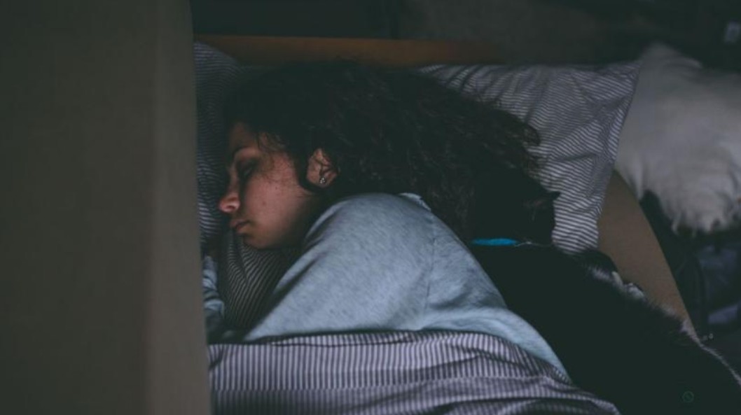 La relación entre la luz artificial, el sueño y el descanso nocturno