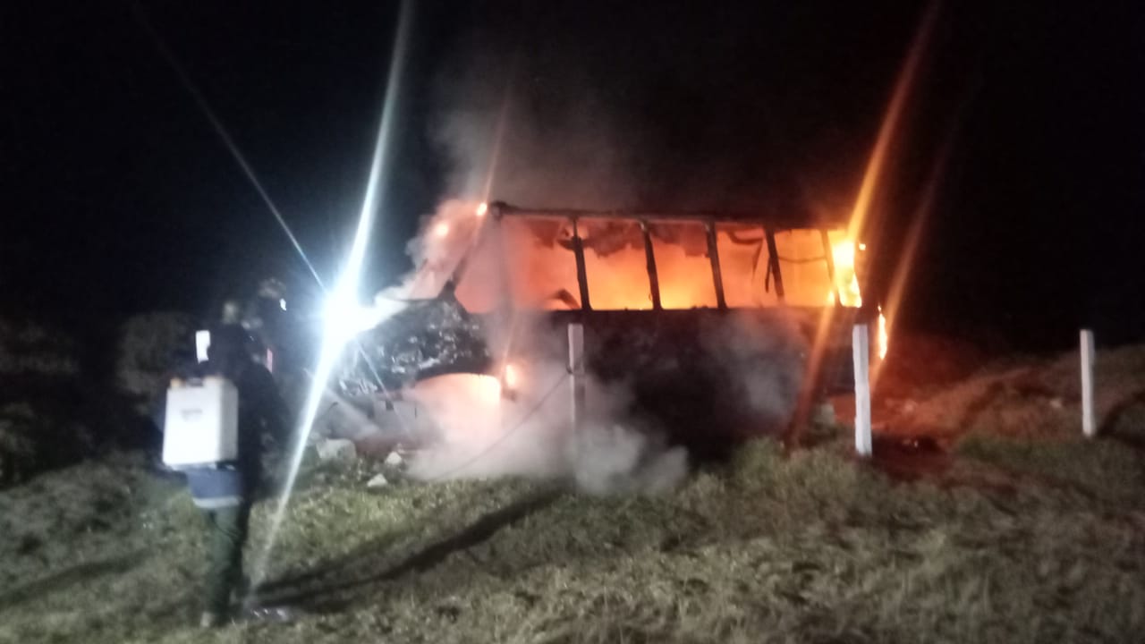 Incendian microbús abandonado, en Nanacamilpa