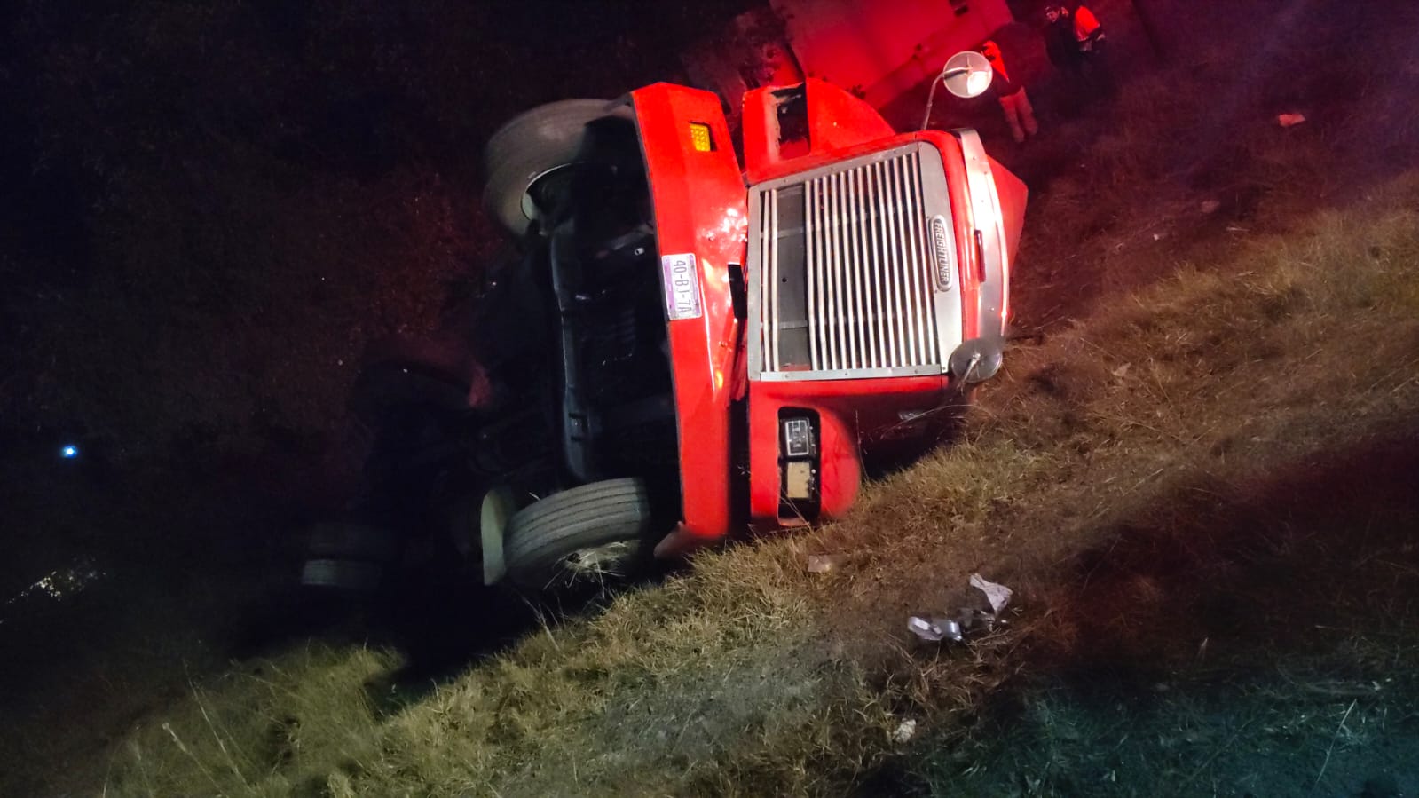 Sobrevive operador a aparatosa volcadura, en la Apizaco-Tlaxco